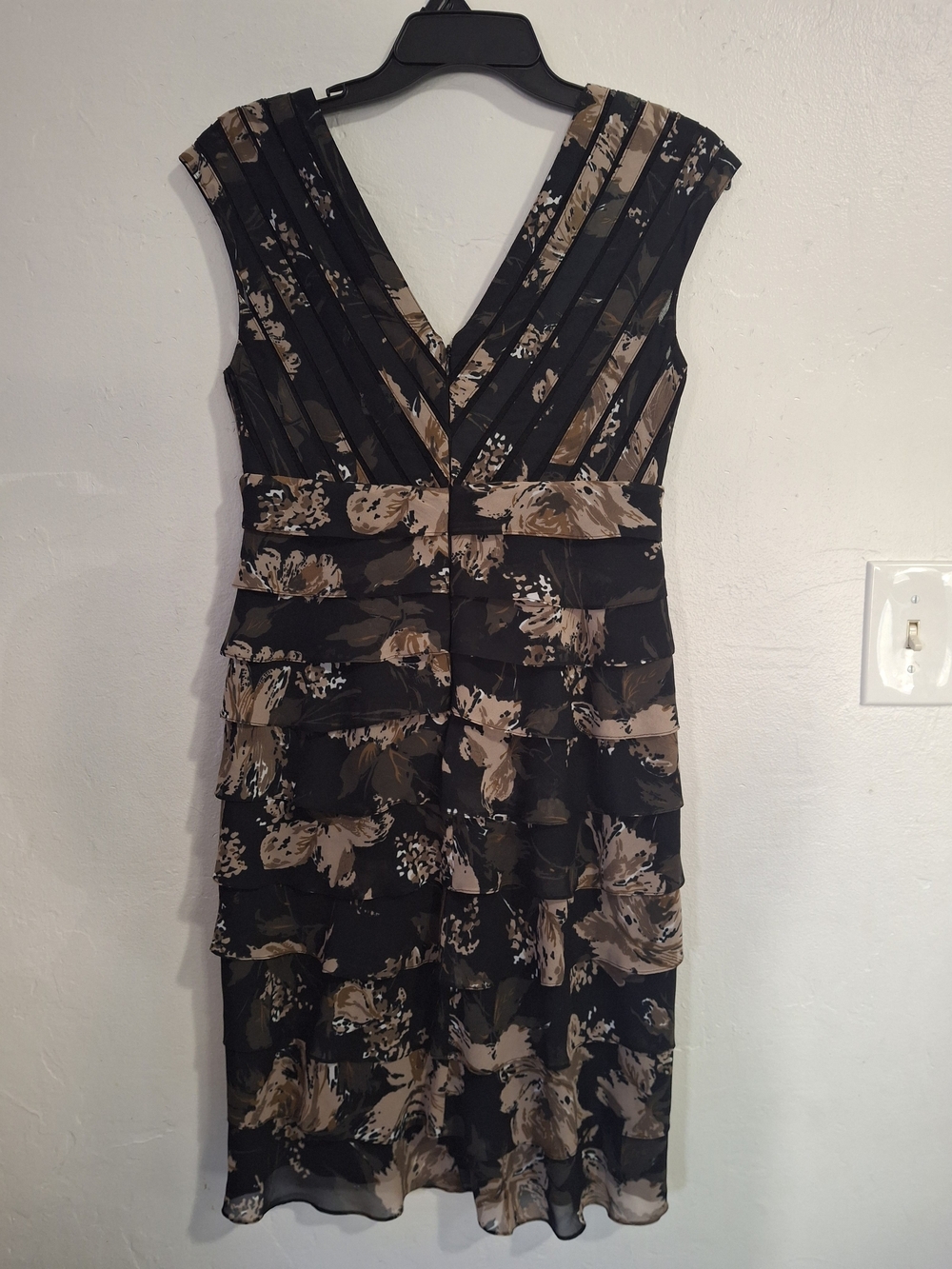 Adrianna Papell Black Floral V-Neck Size 6.